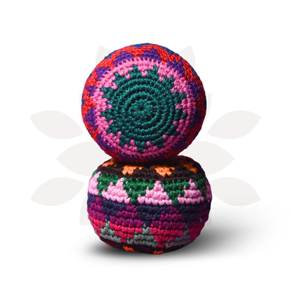 Balle anti-stress multicolore en tricot, façon « hacky sack », réalisée au crochet (diamètre : 6,35 cm)