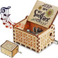 🎶 PROMO FLASH : 50% DE RÉDUCTION ! Boîte à Musique en Bois Gravée à Manivelle – Mélodie "You Are My Sunshine" & Gravures Florales Vintage for un Cadeau qui Vient du Cœur 💝✨