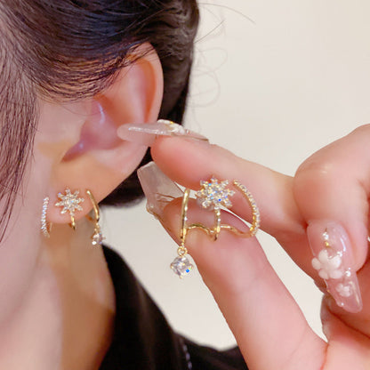 ✨🔥💎 PROMO -50% ! Boucles d'Oreilles Griffes Scintillantes – Design Étoilé, Zircon Pendante & Ajustement Confortable (Doré)