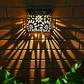 Lumière murale ajourée à énergie solaire