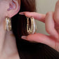 Boucles d'oreilles géométriques élégantes avec détails étincelants