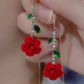 🌹✨💎 PROMO -50% ! Boucles d'Oreilles Rose Rouge avec Tige en Cristal – Style Threader, Micro-Incrustation & Design Romantique (Or avec Vert)