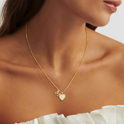 💎 PROMOTION LIMITÉE -50% ! 💥 Collier Chaîne Micro Pavé Lettres en Forme de Cœur – Pendentif Initial, Acier Titane, Ajustable ✨