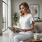 🌿👗 Blouse fluide col V – Manches flutter, silhouette flatteuse, facile à porter seule ou sous une veste, du bureau au dîner 🕊️👜