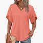 🌿👗 Blouse fluide col V – Manches flutter, silhouette flatteuse, facile à porter seule ou sous une veste, du bureau au dîner 🕊️👜