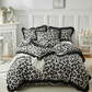 🐆 -50% MAINTENANT ! 🛌 Parure de Couette Imprimé Léopard à Volants – Tissu doux, détail volant chic & imprimé vibrant – Parfait pour une chambre audacieuse et cosy ✨