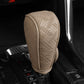 🚗 50% DE RÉDUCTION! 🧵 Cache Pommeau de Levier de Vitesse – Cuir PU perforé, protection tri-couche & universel – Style et confort pour l'intérieur de votre auto 🛡️