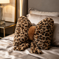 💋🐆 Coussin léopard à nœud – Imprimé sauvage, finition élégante, l’accessoire déco parfait pour un intérieur parisien chic, entre audace et féminité 🖤🎀
